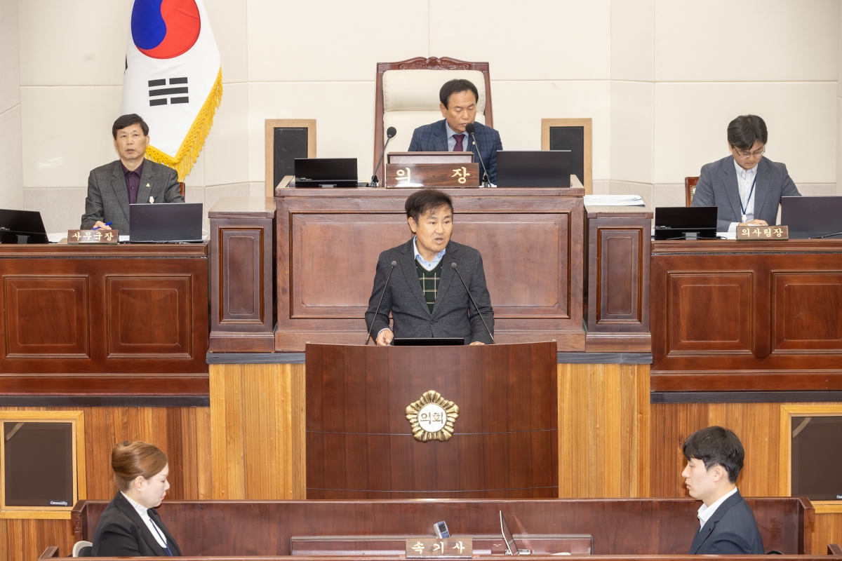 20251125-017[AMG_7925-제292회 제2차 정례회 제1차 본회의시 김재우 의원 구미시장 및 관계공무원 출석요구의 건 제안설명.jpg