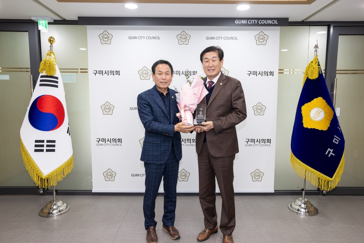 20251117-008[AMG_6726-김영길 의원 경북의정봉사대상 수여식.jpg