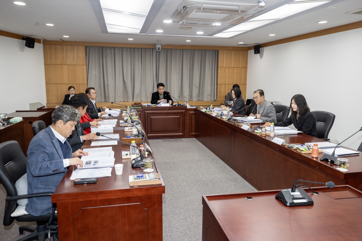 20251125-042[AMG_8007-2025년도 제2차 의원연구단체 심의위원회 개최.jpg