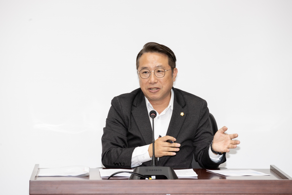 20251125-049[AMG_8031-2025년도 제2차 의원연구단체 심의위원회 개최.jpg