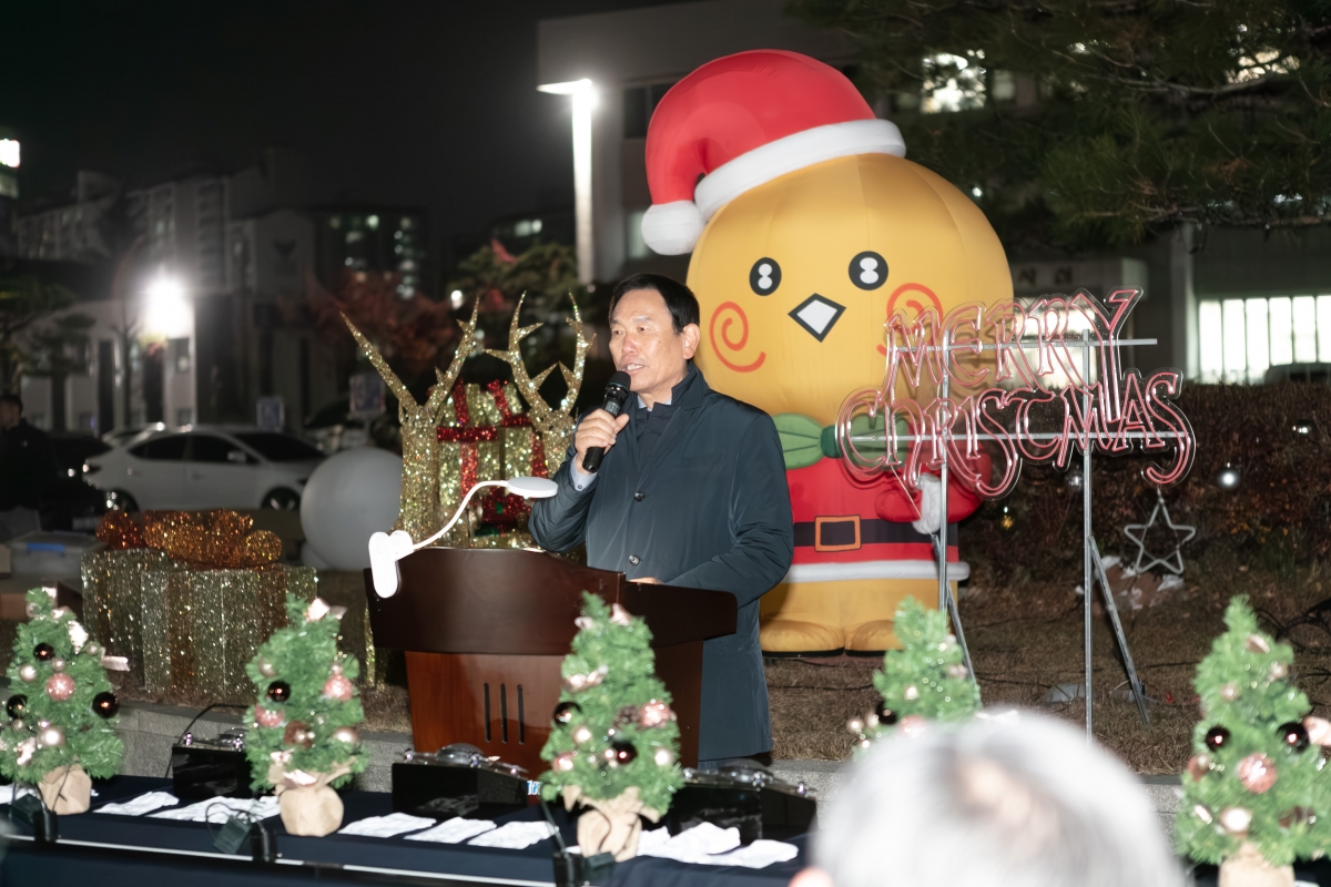 20251125-086[IMG_4181-시청사 원형화단 트리점등식.jpg