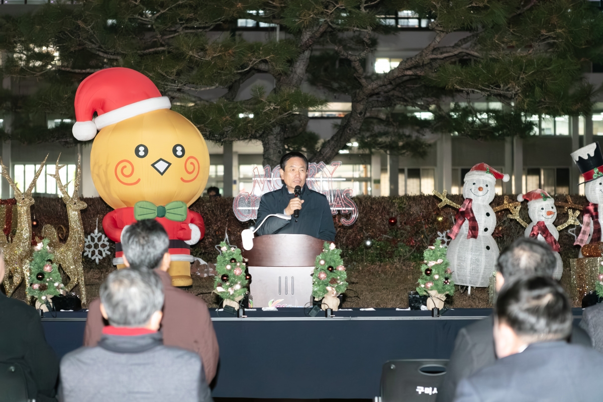 20251125-083[IMG_4173-시청사 원형화단 트리점등식.jpg