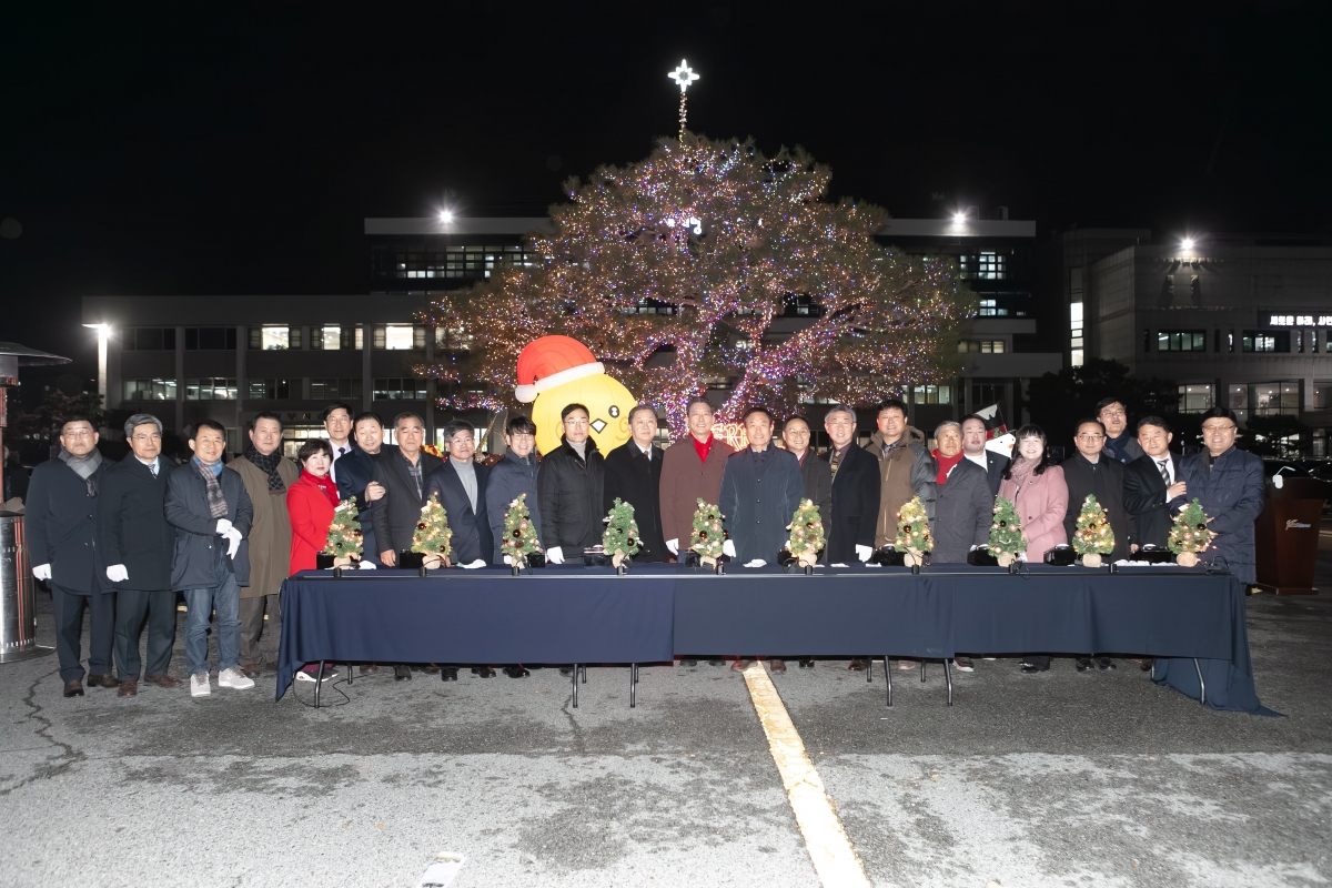 20251125-090[IMG_4201-시청사 원형화단 트리점등식.jpg