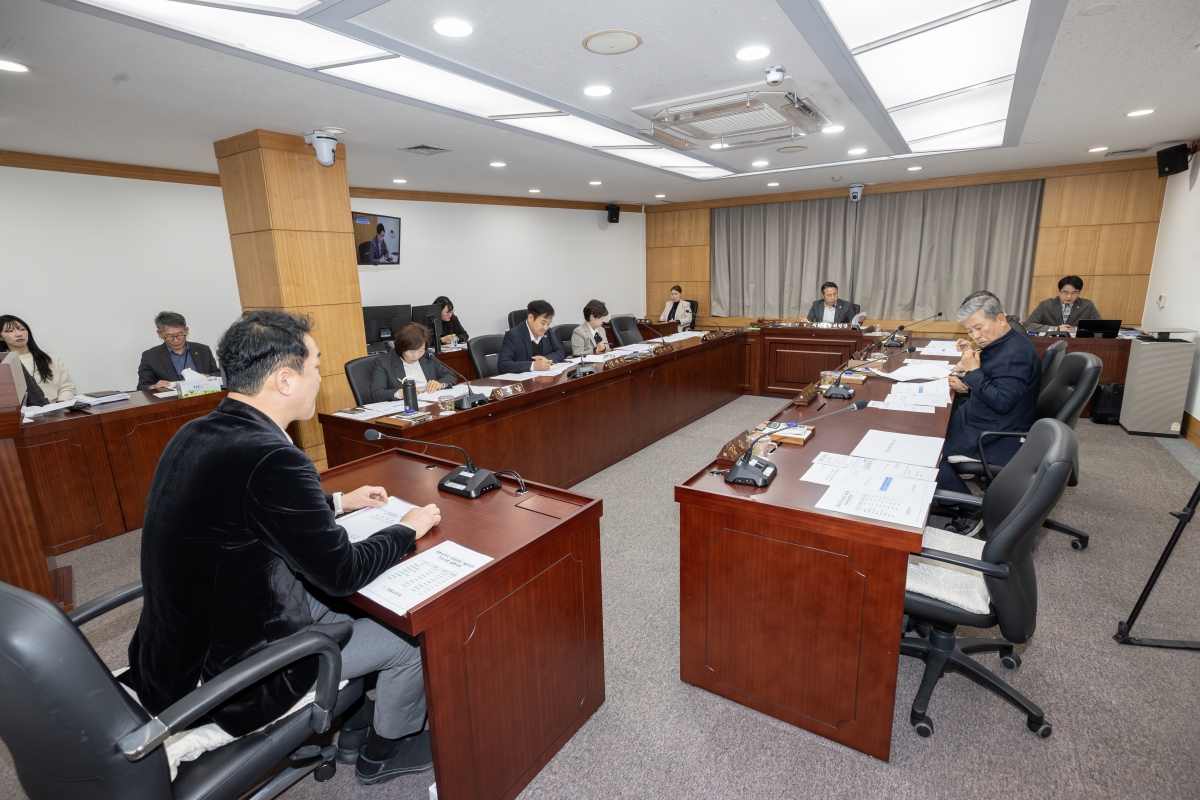 20251126-006[AMG_8117-제292회 제2차 정례회시 의회운영위원회 조례안 심사활동.jpg