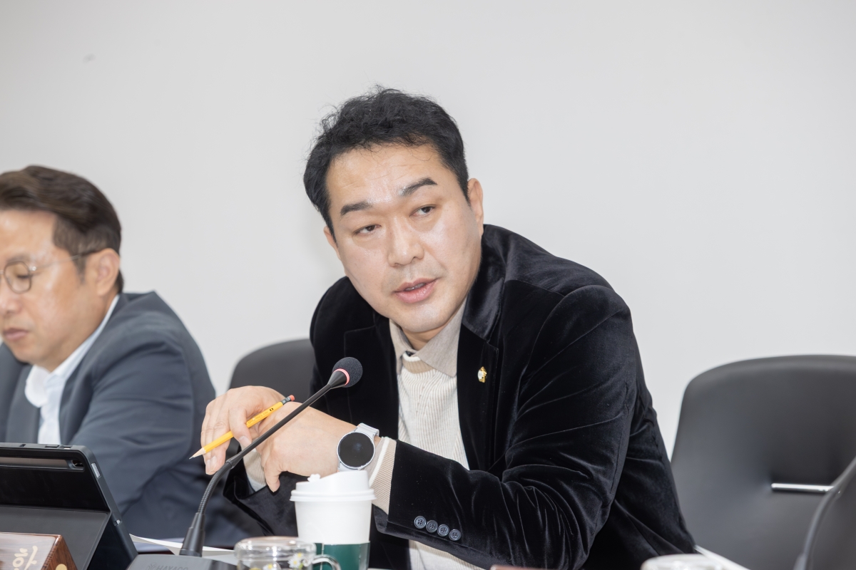 20251126-023[AMG_8215-제292회 제2차 정례회시 기획행정위원회 조례안 등 심사활동.jpg