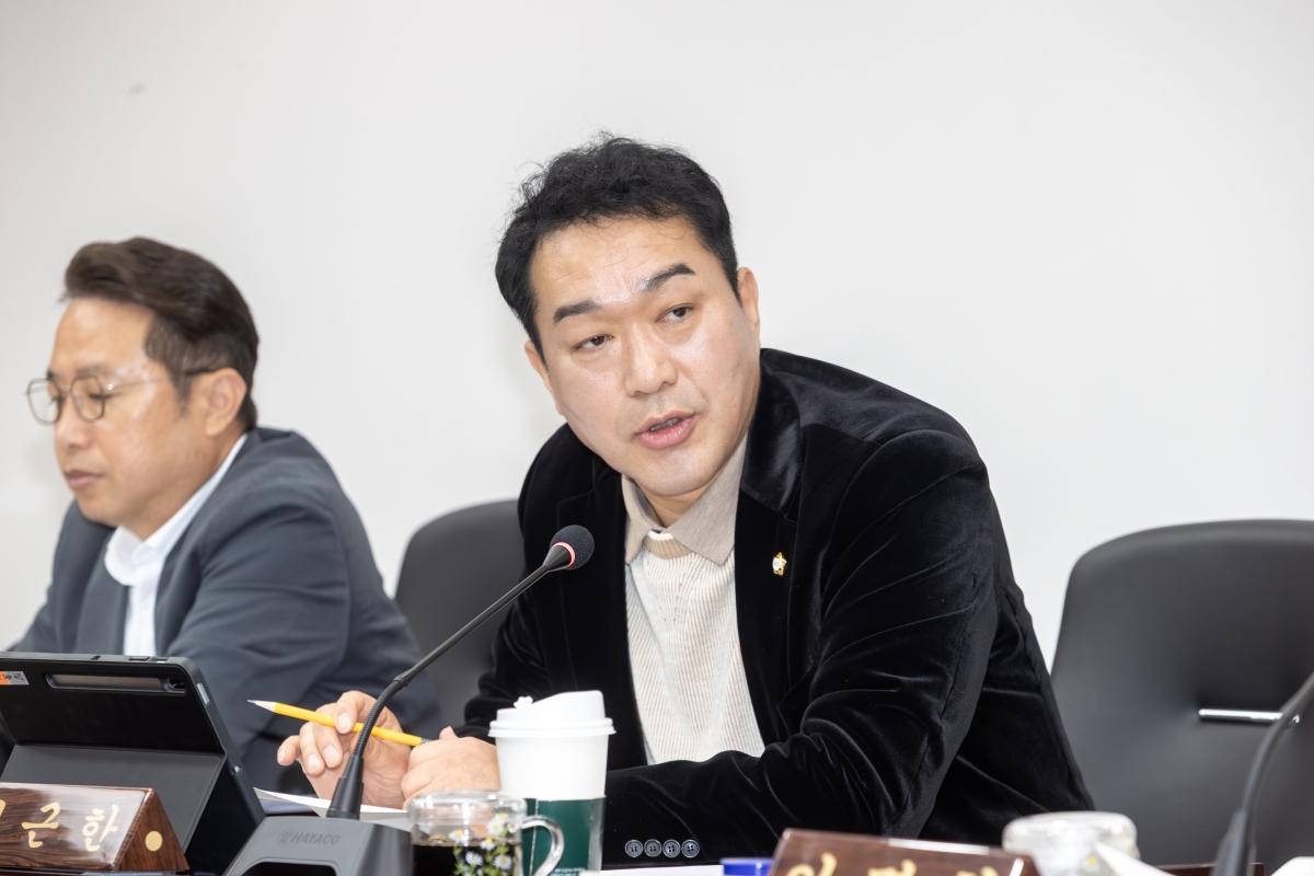 20251126-024[AMG_8217-제292회 제2차 정례회시 기획행정위원회 조례안 등 심사활동.jpg