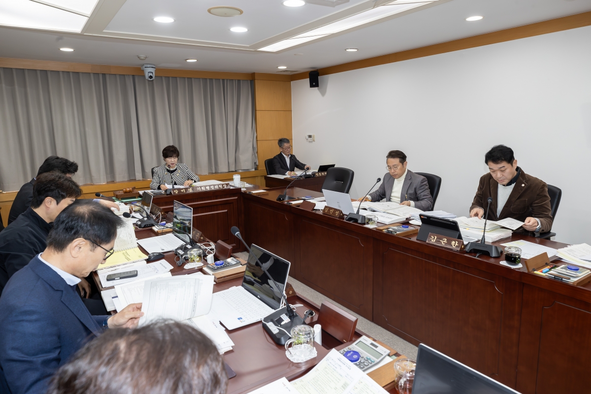 20251201-094[AMG_9076-1-제292회 제2차 정례회시 기획행정위원회 소관 2026년도 예산안 및 기금운용계획안 예비심사 활동.JPG