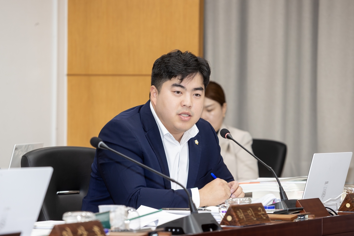 20251126-034[AMG_8421-제292회 제2차 정례회시 기획행정위원회 조례안 등 심사활동.jpg