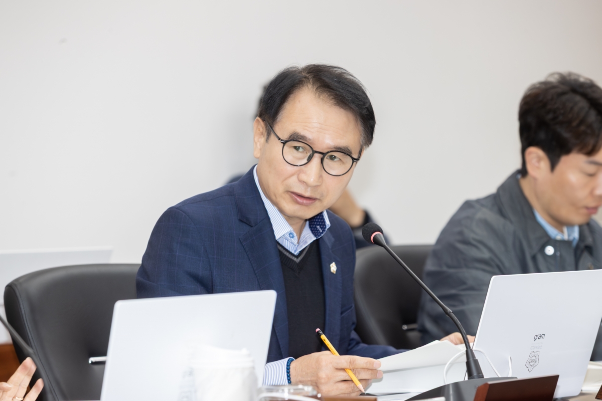 20251126-029[AMG_8236-제292회 제2차 정례회시 기획행정위원회 조례안 등 심사활동.jpg