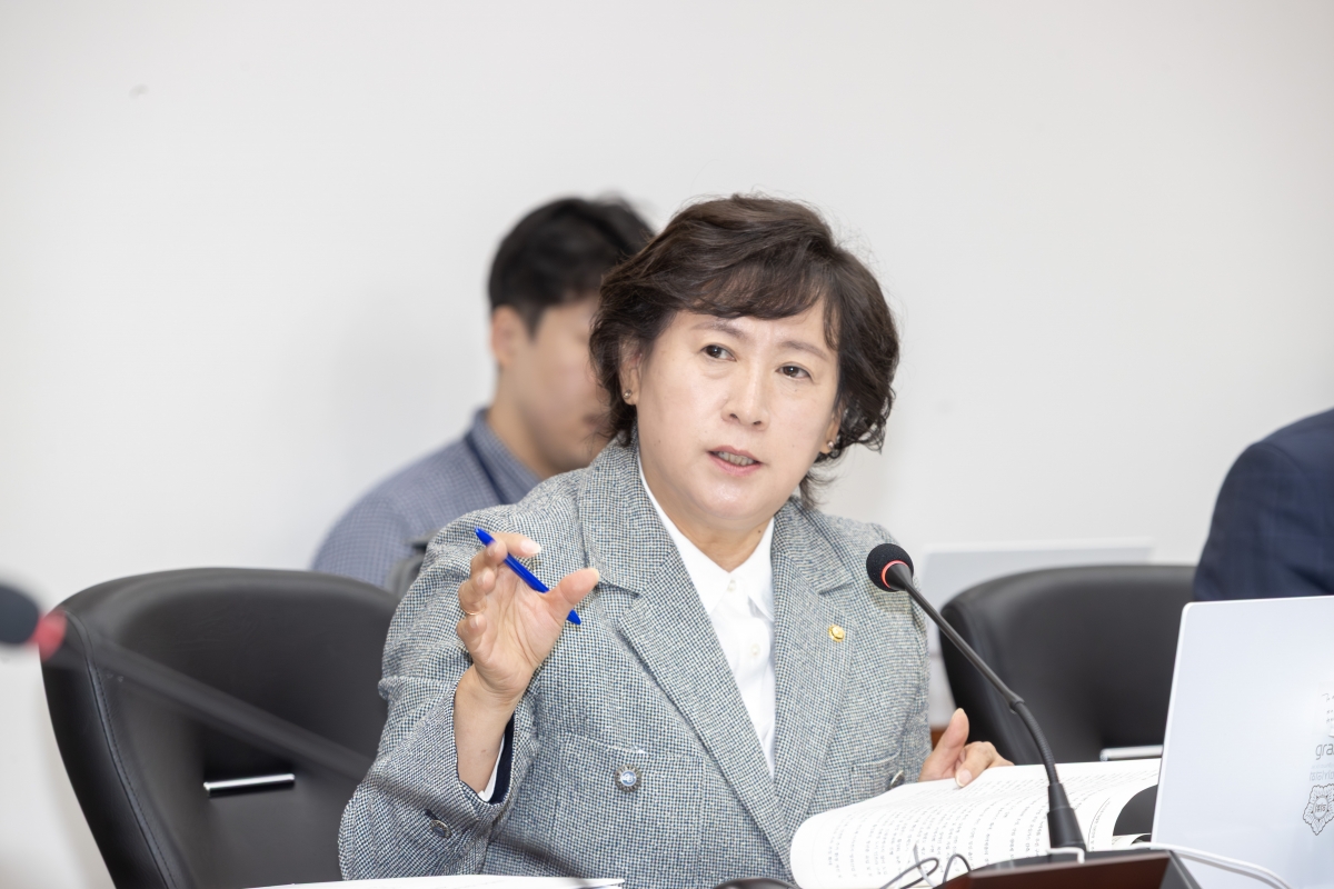 20251126-026[AMG_8227-제292회 제2차 정례회시 기획행정위원회 조례안 등 심사활동.jpg