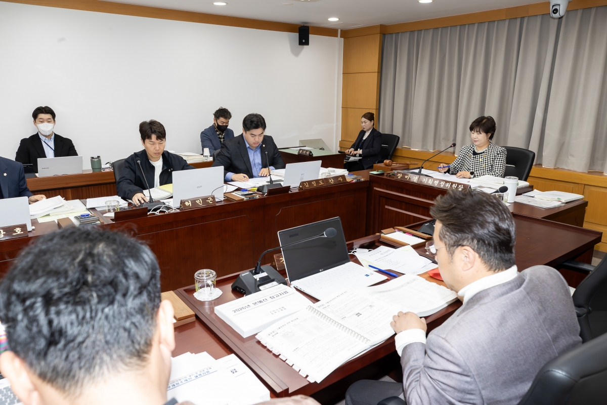 20251201-095[AMG_9082-1-제292회 제2차 정례회시 기획행정위원회 소관 2026년도 예산안 및 기금운용계획안 예비심사 활동.JPG