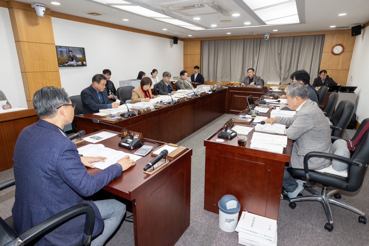 20251202-014[AMG_9398-제292회 제2차 정례회시 산업건설위원회 소관 2026년도 예산안 및 기금운용계획안 예비심사 활동.jpg