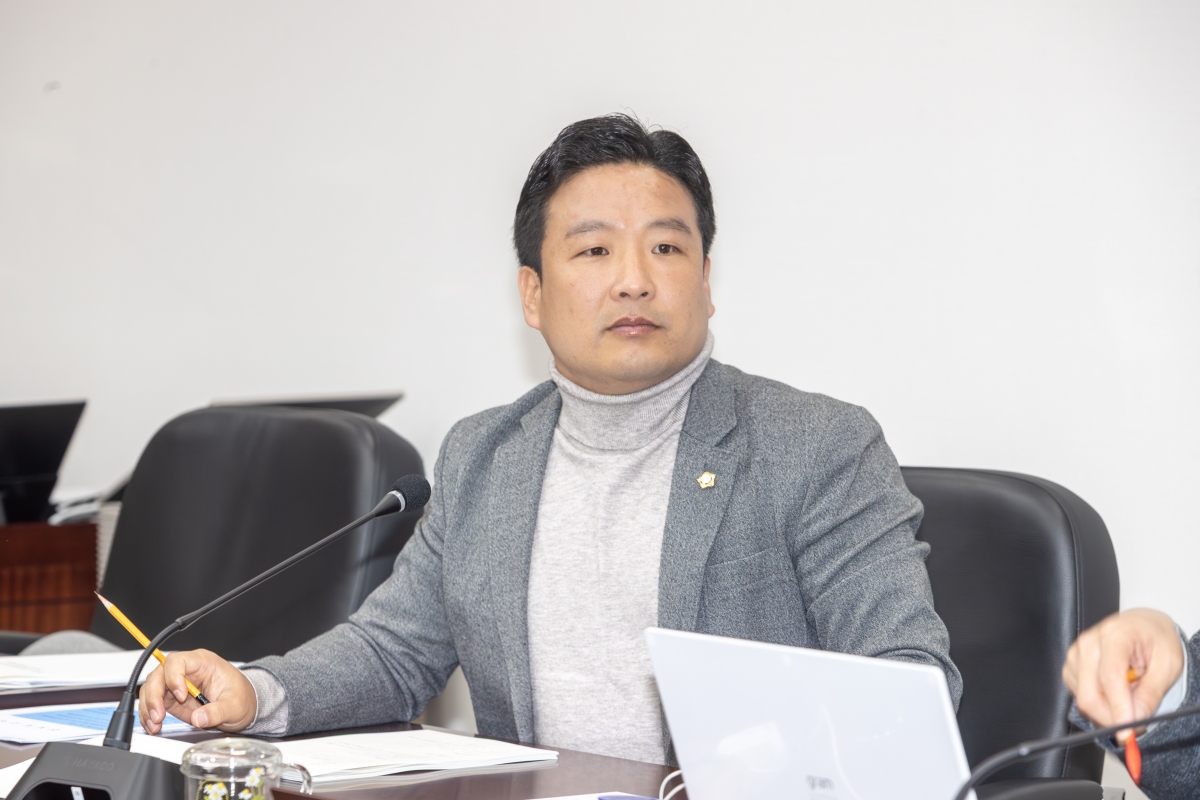20251126-041[AMG_8306-제292회 제2차 정례회시 산업건설위원회 조례안 등 심사활동.jpg