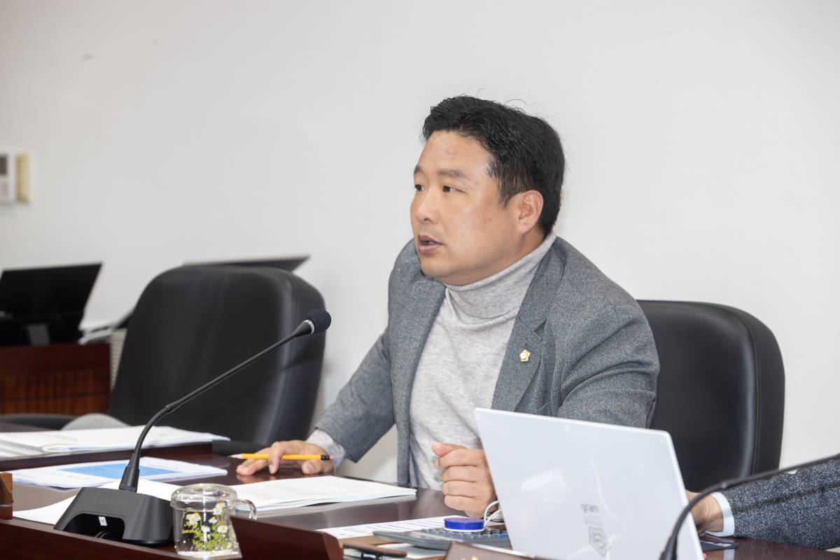 20251126-040[AMG_8302-제292회 제2차 정례회시 산업건설위원회 조례안 등 심사활동.jpg