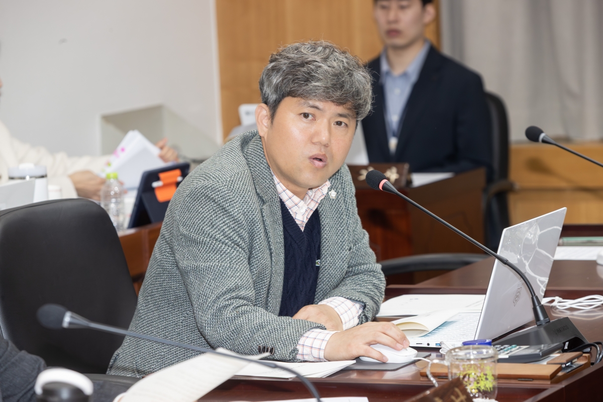 20251126-046[AMG_8246-제292회 제2차 정례회시 산업건설위원회 조례안 등 심사활동.jpg