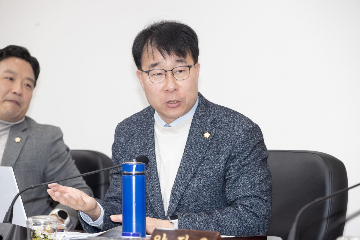 20251126-053[AMG_8268-제292회 제2차 정례회시 산업건설위원회 조례안 등 심사활동.jpg