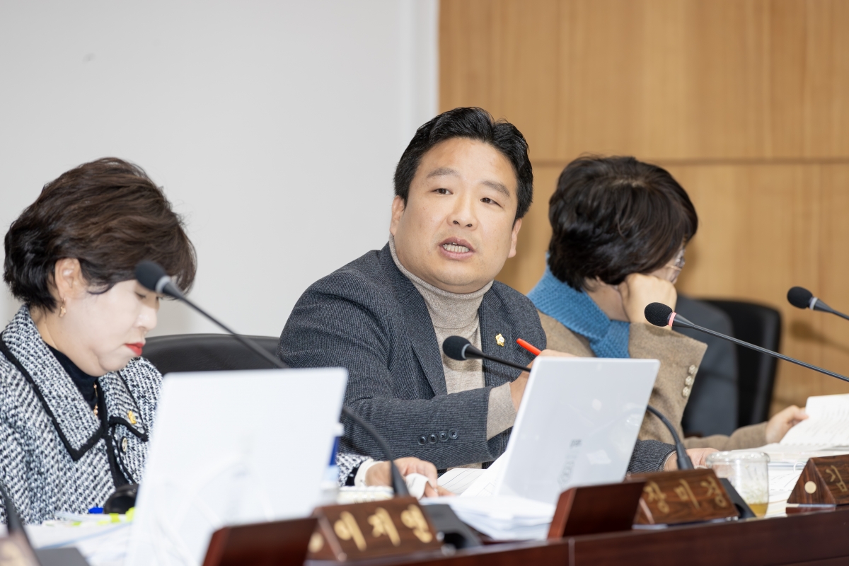 20251205-011[AMG_9860-제292회 제2차 정례회시 예산결산특별위원회 2026년도 예산안 및 기금운용계획안 심사 활동.jpg