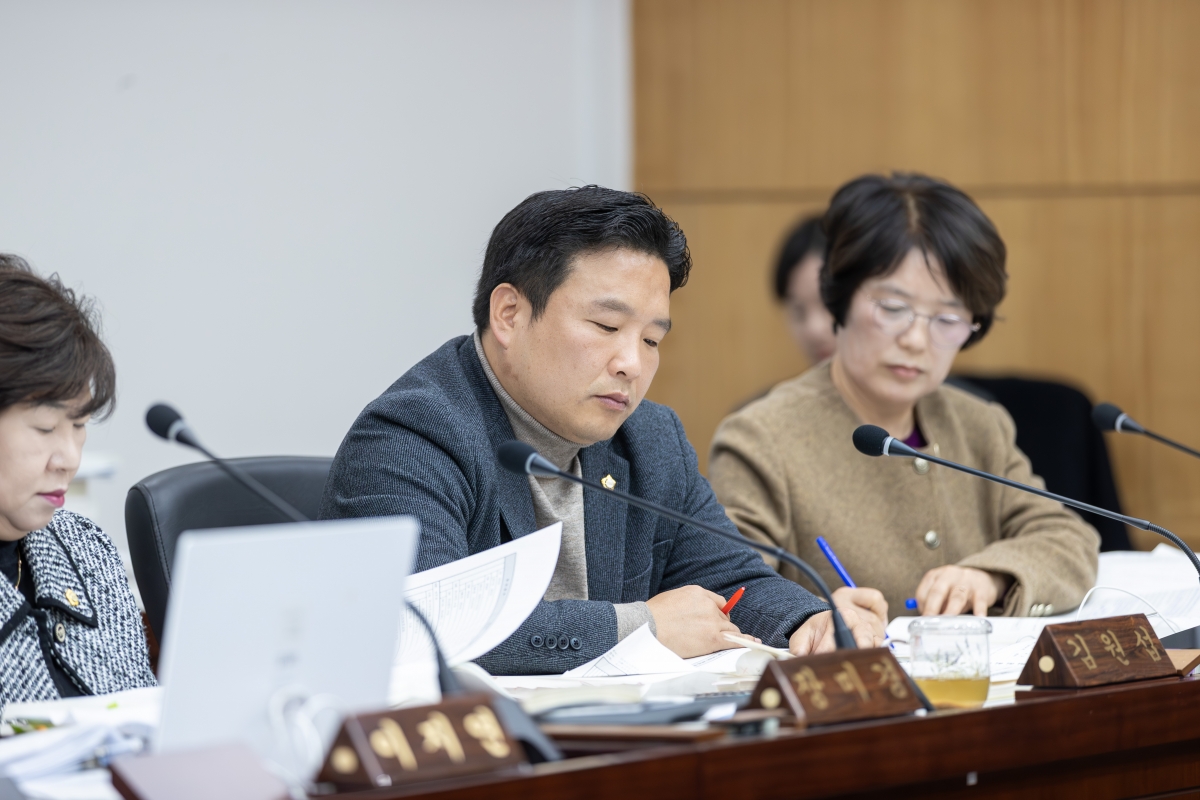 20251204-061[AMG_9826-제292회 제2차 정례회시 예산결산특별위원회 2026년도 예산안 및 기금운용계획안 심사 활동.jpg