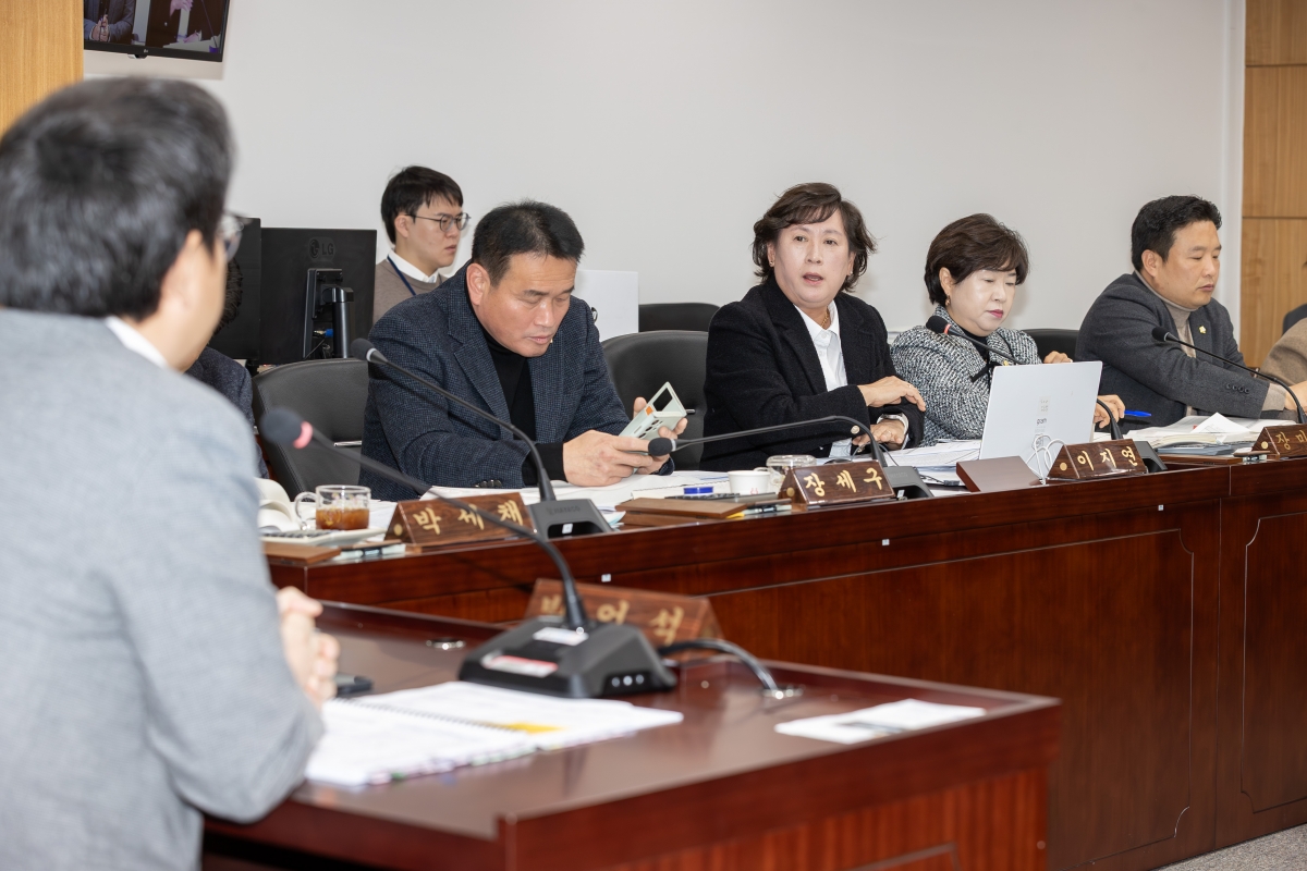 20251204-035[AMG_9723-제292회 제2차 정례회시 예산결산특별위원회 2026년도 예산안 및 기금운용계획안 심사 활동.jpg