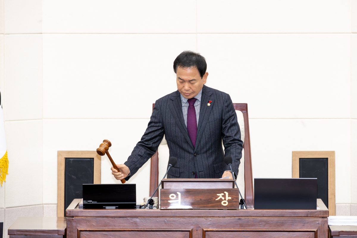 20251211-001[AMG_0659-제292회 제2차 정례회 제2차 본회의시 박교상 의장 회의주재.jpg