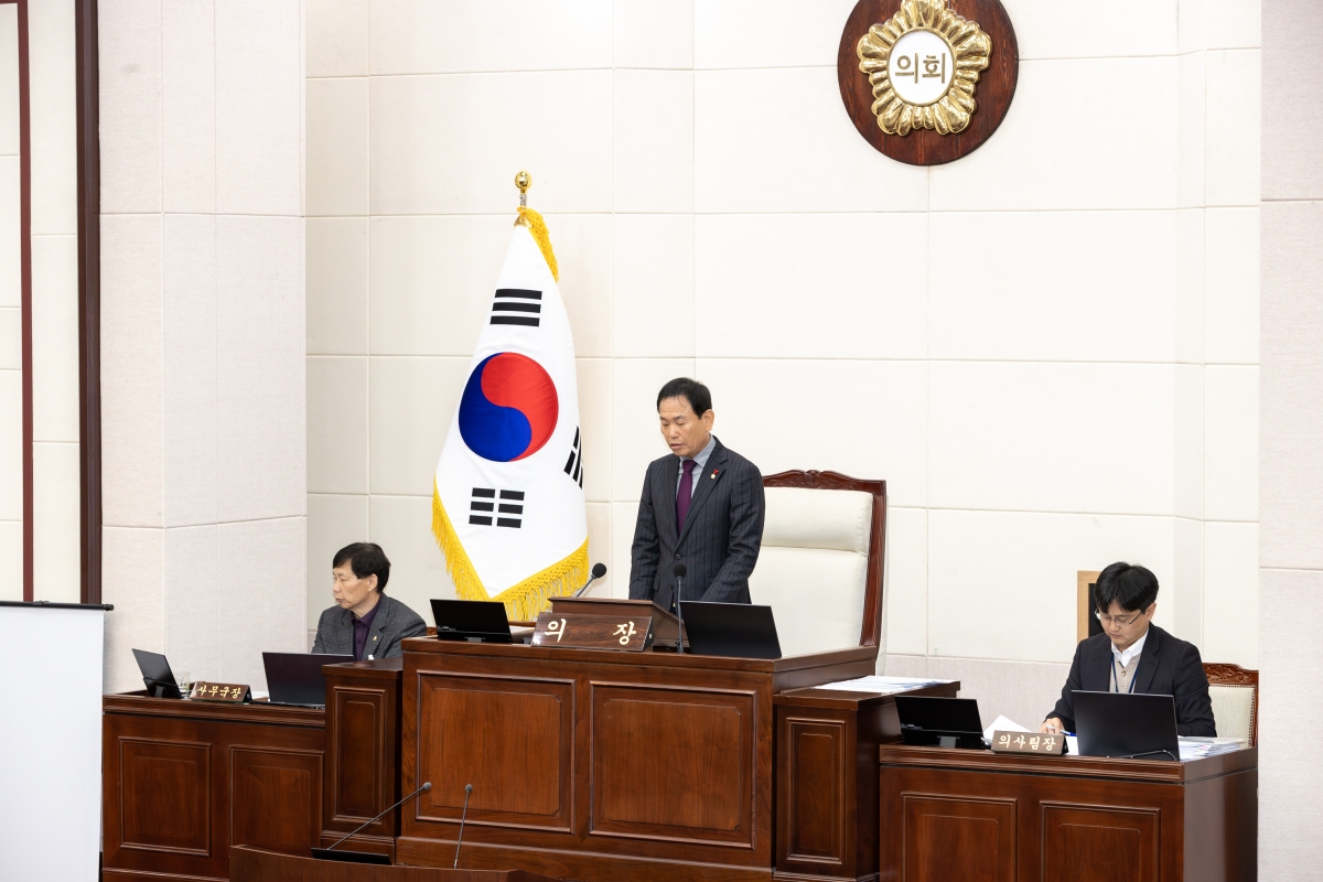 20251211-009[AMG_0802-제292회 제2차 정례회 제2차 본회의시 박교상 의장 회의주재.jpg