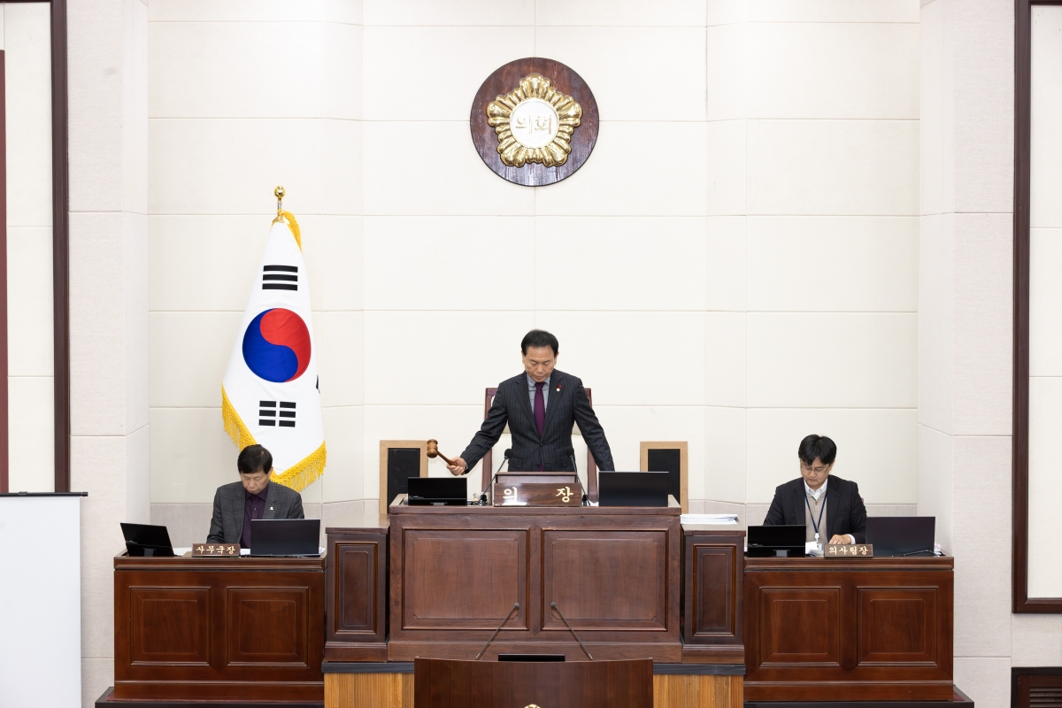 20251211-007[AMG_0790-제292회 제2차 정례회 제2차 본회의시 박교상 의장 회의주재.jpg