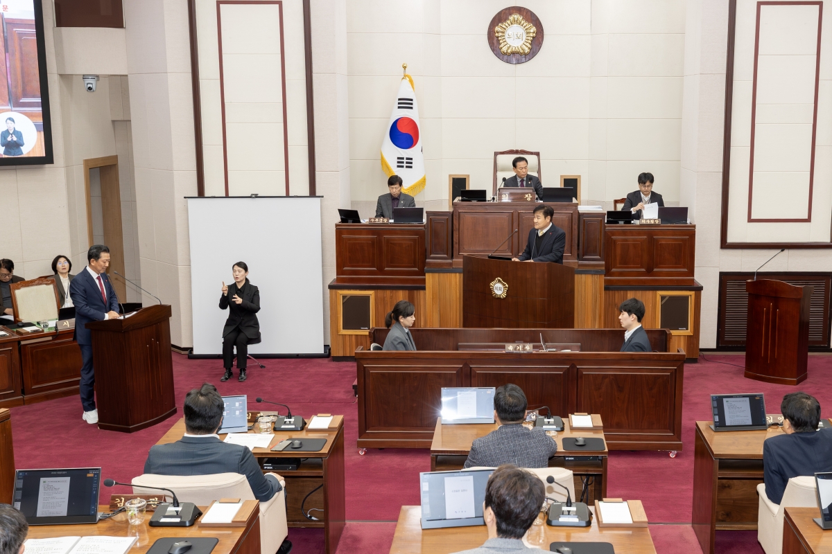 20251211-022[AMG_0714-제292회 제2차 정례회 제2차 본회의시 김재우 의원 시정질문.jpg