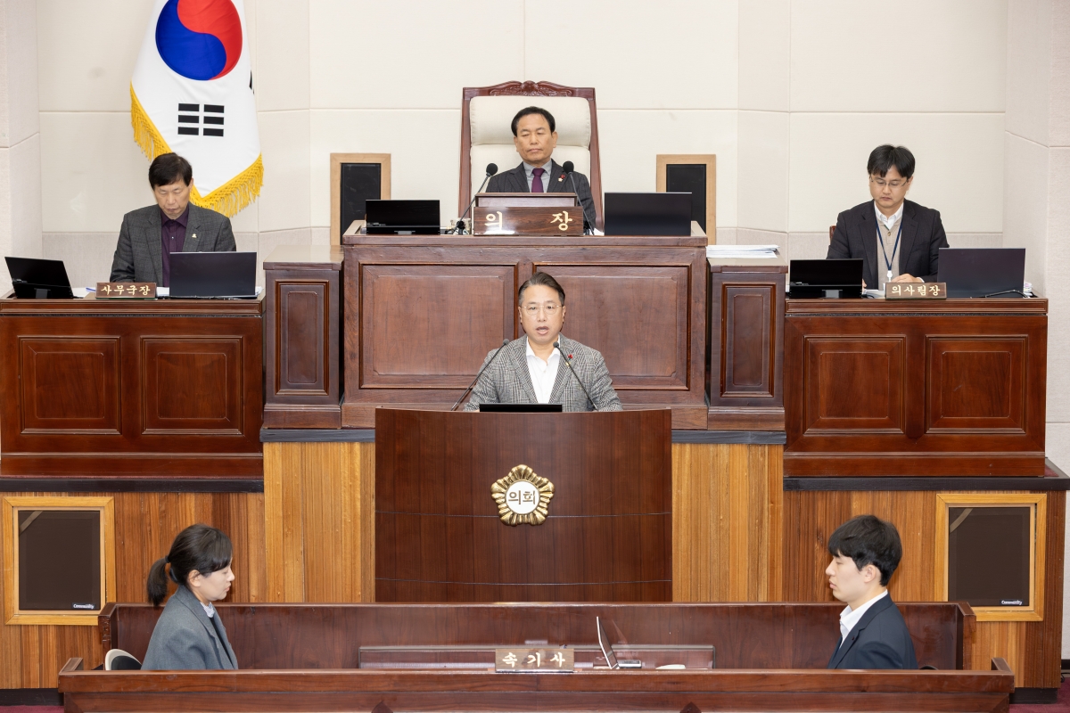 20251211-035[AMG_0761-제292회 제2차 정례회 제2차 본회의시 김민성 의회운영위원회 간사 상임위원회 활동결과보고.jpg