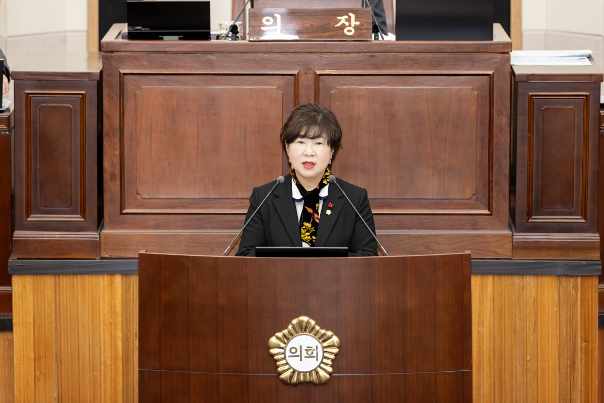 20251211-038[AMG_0777-제292회 제2차 정례회 제2차 본회의시 장미경 기획행정위원장 상임위원회 활동결과보고.jpg