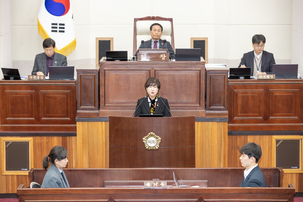 20251211-039[AMG_0781-제292회 제2차 정례회 제2차 본회의시 장미경 기획행정위원장 상임위원회 활동결과보고.jpg