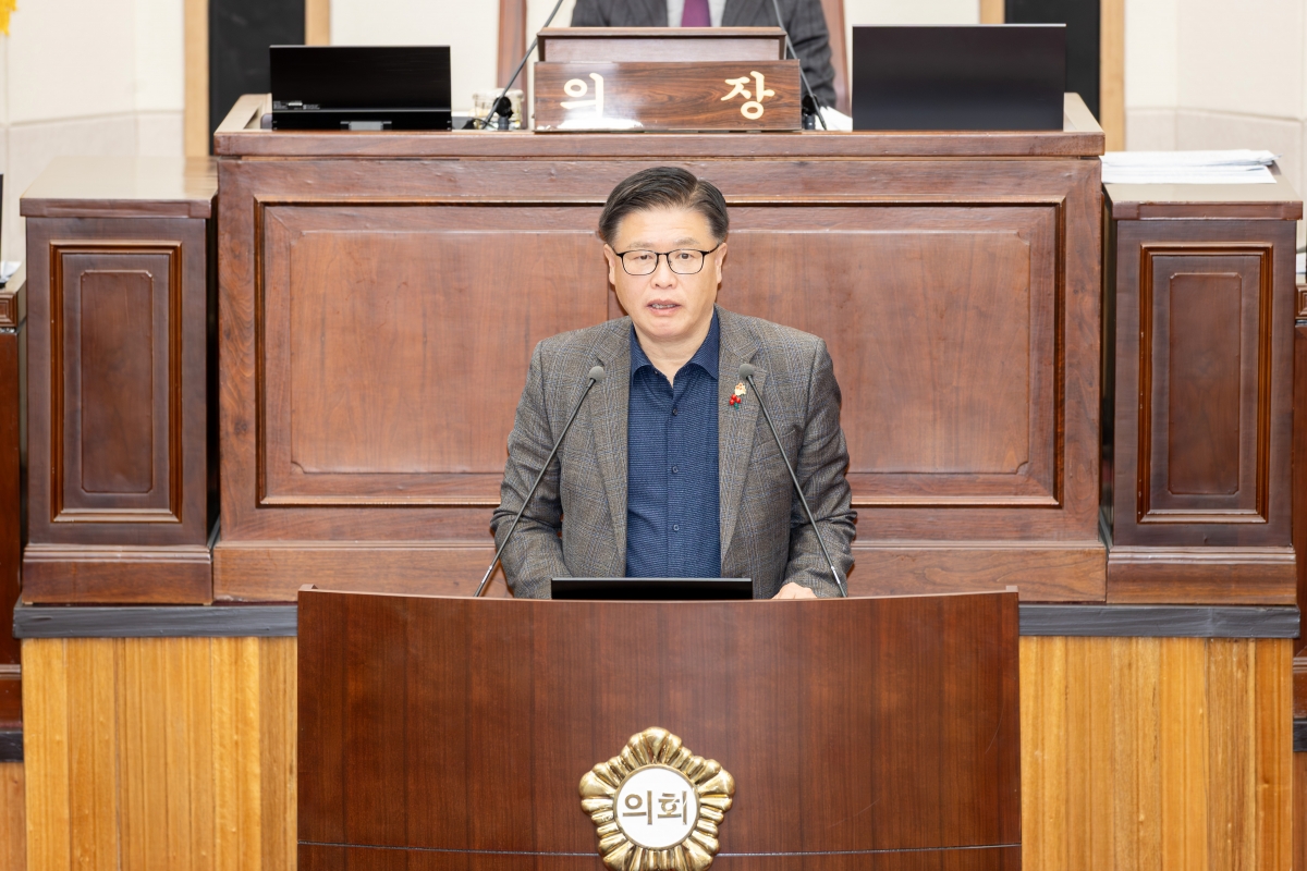 20251211-042[AMG_0806-제292회 제2차 정례회 제2차 본회의시 김낙관 산업건설위원장 상임위원회 활동결과보고.jpg