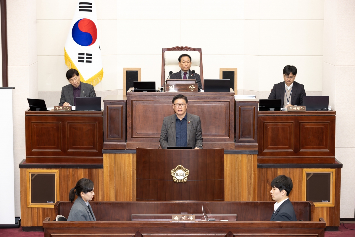 20251211-044[AMG_0811-제292회 제2차 정례회 제2차 본회의시 김낙관 산업건설위원장 상임위원회 활동결과보고.jpg