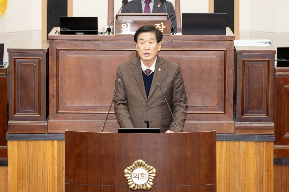 20251211-054[AMG_0841-제292회 제2차 정례회 제2차 본회의시 김영길 예산결산특별위원장 2026년도 예산안 및 기금운용계획안 활동결과보고.jpg