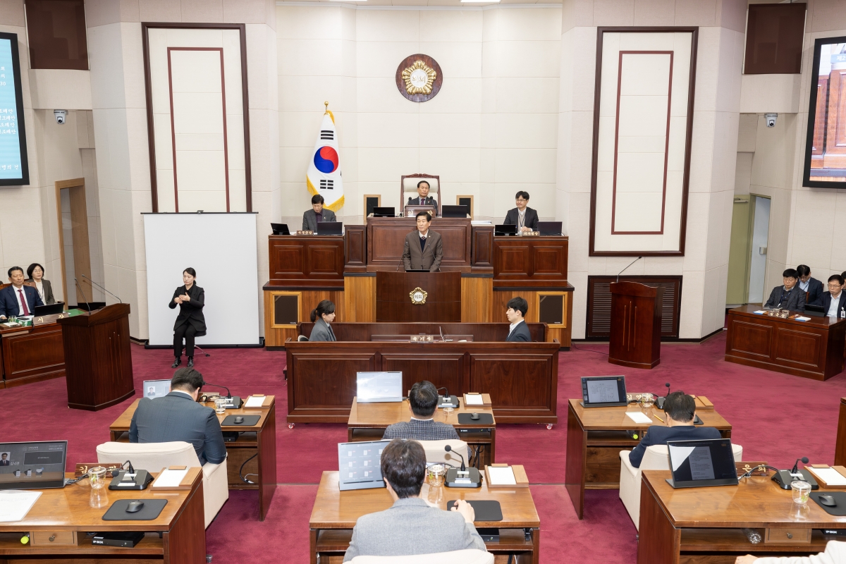 20251211-056[AMG_0850-제292회 제2차 정례회 제2차 본회의시 김영길 예산결산특별위원장 2026년도 예산안 및 기금운용계획안 활동결과보고.jpg