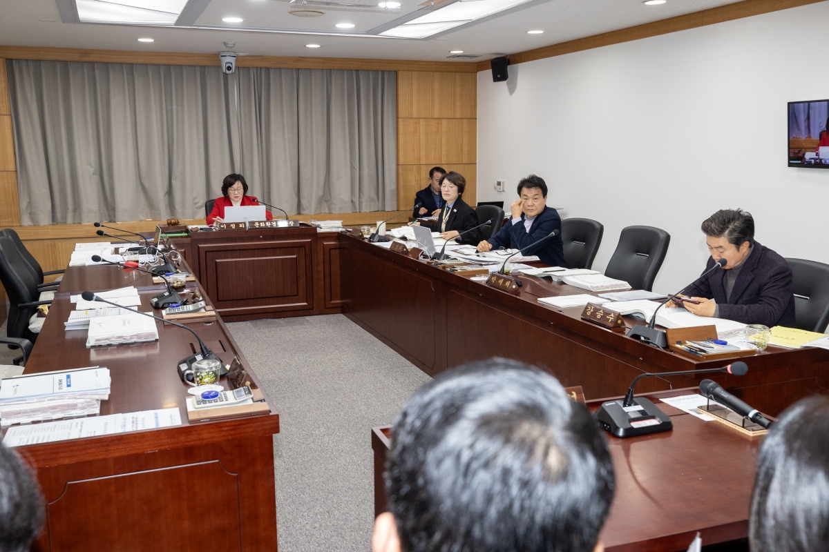 20251212-002[AMG_1036-제292회 제2차 정례회시 문화환경위원회 소관 2025년도 제2회 추가경정예산안 및 기금운용계획변경안 심사활동.jpg