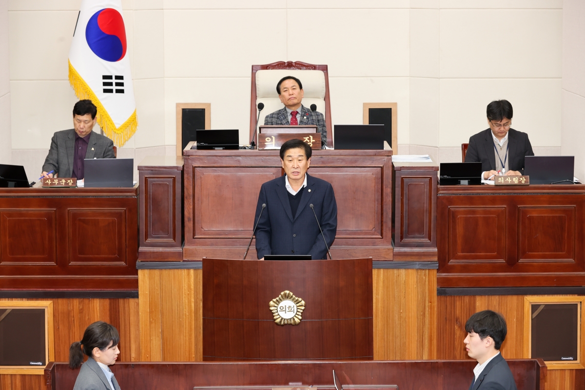 20251217-032[AMG_1648-1-제292회 제2차 정례회 제3차 본회의시 김영길 예산결산특별위원장 2025년도 제2회 추가경정예산안 및 기금운용계획변경안 활동결과보고.JPG