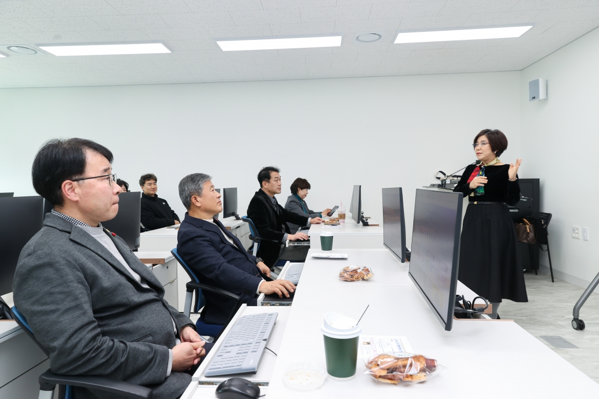 20251217-044[AMG_1680-1-구미시의회 의원 온라인 디자인 플렛폼 활용교육.JPG