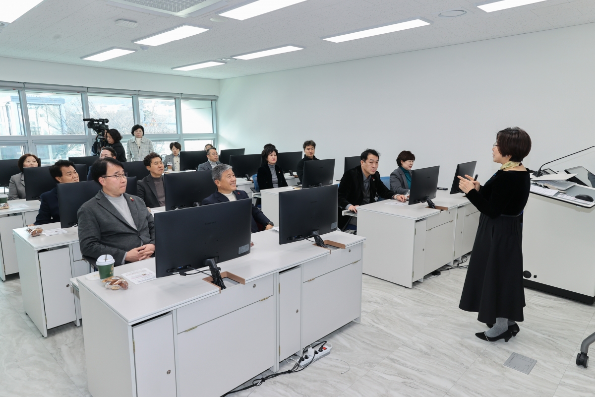 20251217-043[AMG_1679-1-구미시의회 의원 온라인 디자인 플렛폼 활용교육.JPG