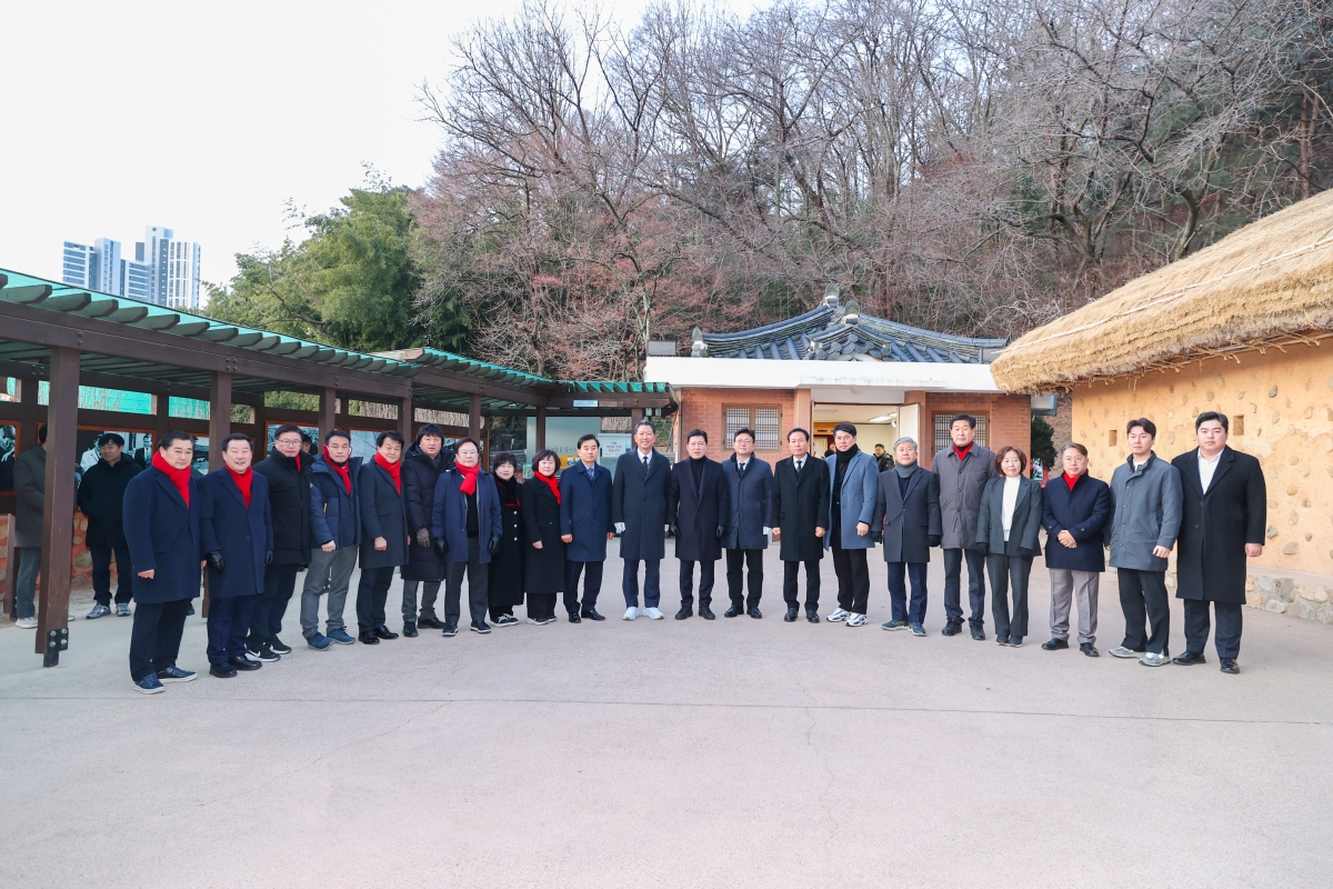 20260102-025[AMG_3075-1-2026 새해 박대통령 생가 참배.JPG