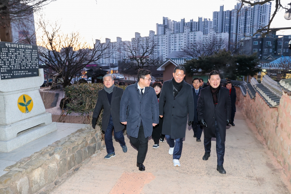 20260102-001[AMG_3013-1-2026 새해 박대통령 생가 참배.JPG