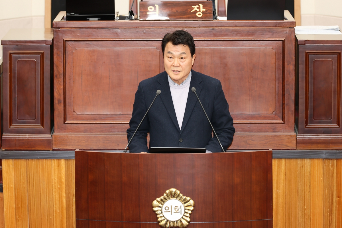 20260113-033[AMG_3784-1-제293회 임시회 제1차 본회의시 인사청문특별위원장에 호선된 김영태 의원 당선인사.JPG