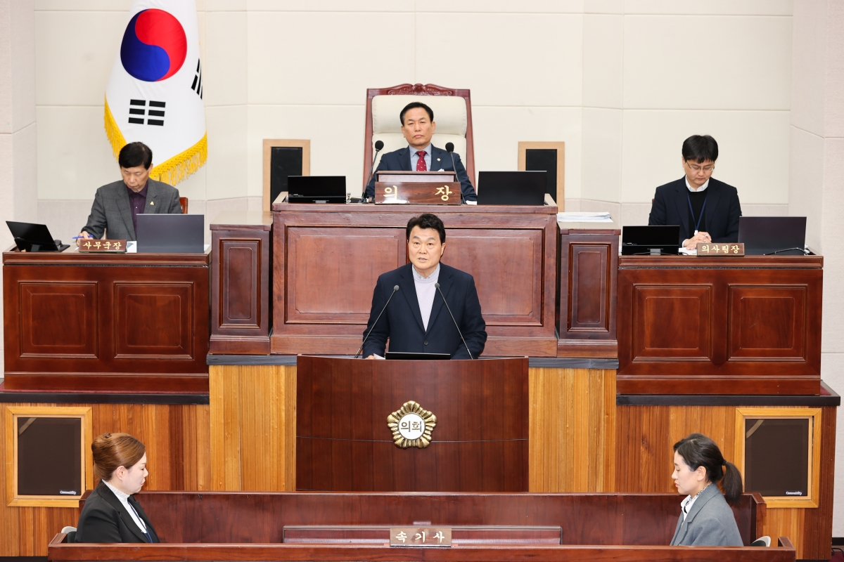 20260113-036[AMG_3791-1-제293회 임시회 제1차 본회의시 인사청문특별위원장에 호선된 김영태 의원 당선인사.JPG