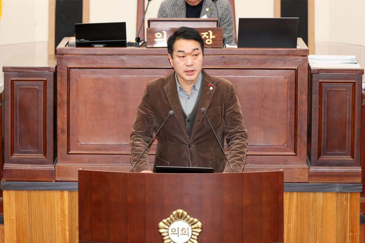 20260120-016[AMG_4223-1-제293회 임시회 제4차 본회의시 김근한 의회운영위원장 상임위원회 활동결과보고.JPG