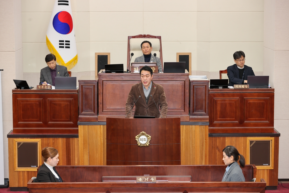 20260120-017[AMG_4226-1-제293회 임시회 제4차 본회의시 김근한 의회운영위원장 상임위원회 활동결과보고.JPG