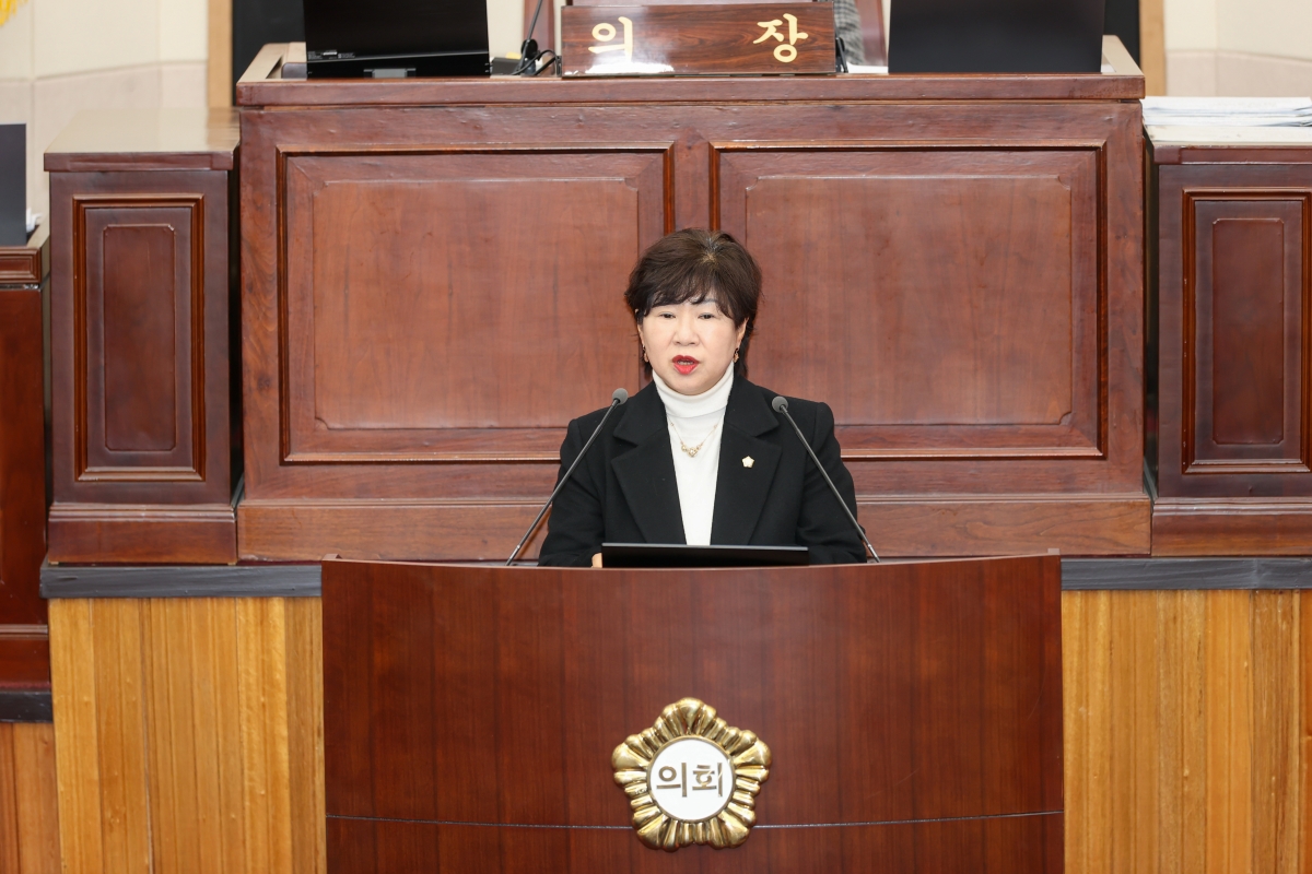 20260120-019[AMG_4236-1-제293회 임시회 제4차 본회의시 장미경 기획행정위원장 상임위원회 활동결과보고.JPG