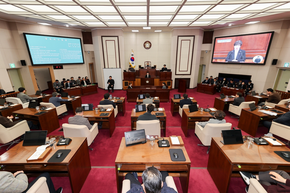 20260120-022[AMG_4246-1-제293회 임시회 제4차 본회의시 장미경 기획행정위원장 상임위원회 활동결과보고.JPG