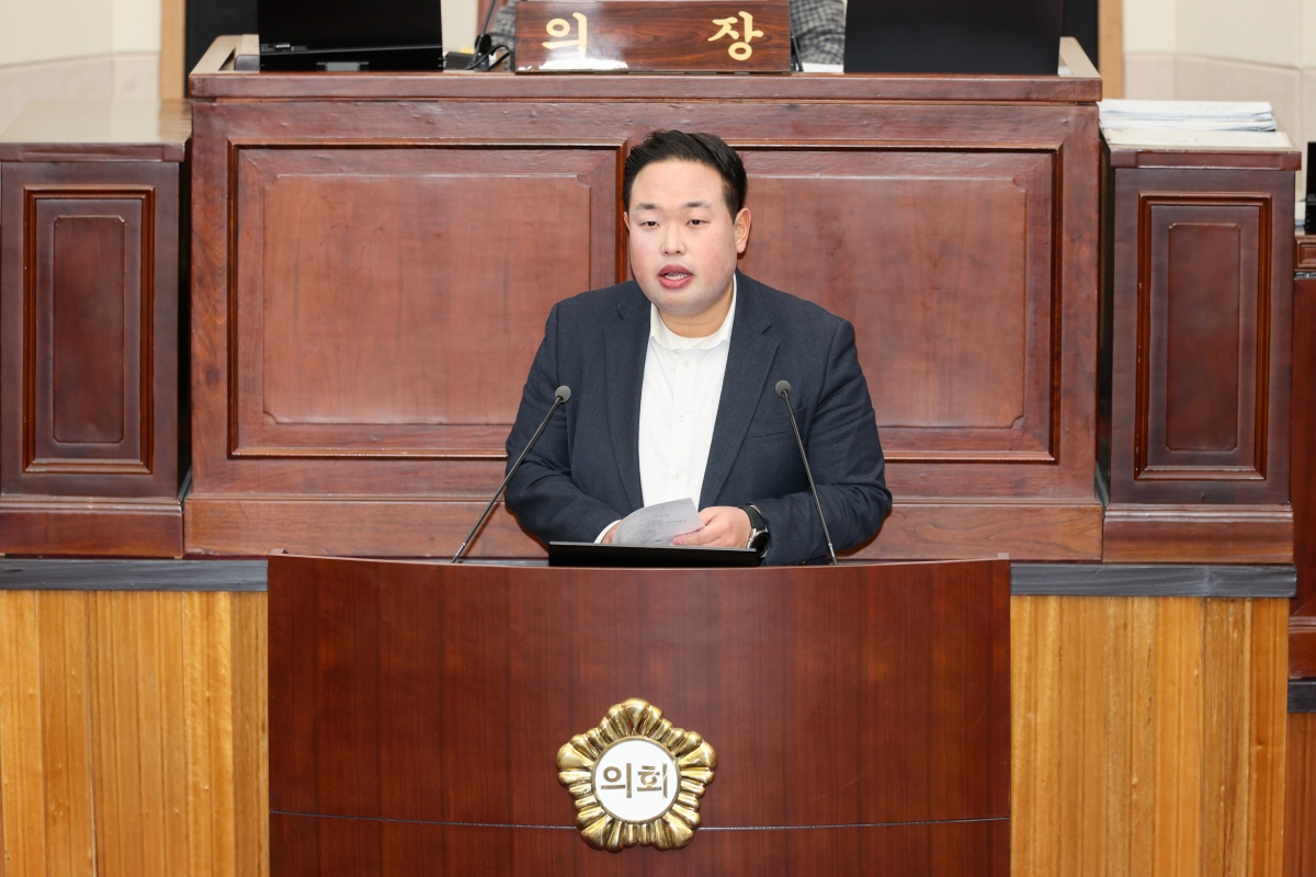 20260120-025[AMG_4251-1-제293회 임시회 제4차 본회의시 정지원 산업건설위원회 간사 상임위원회 활동결과보고.JPG