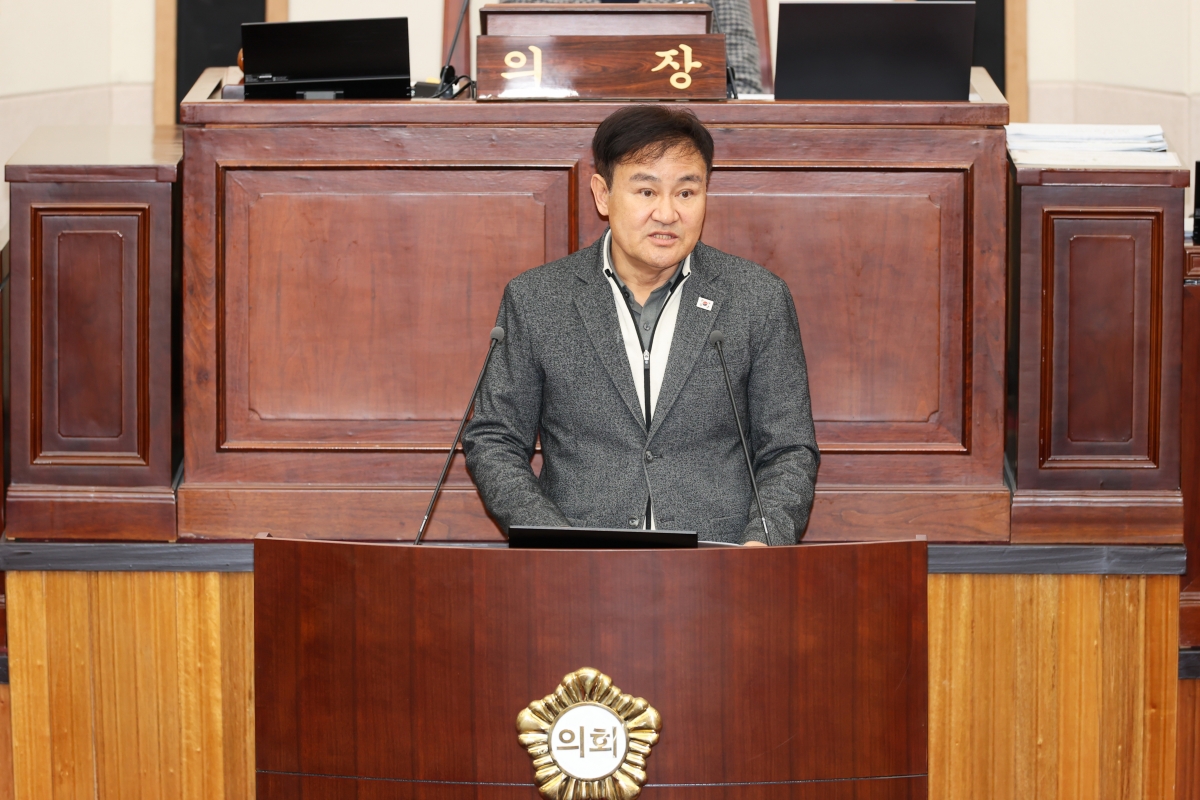 20260120-029[AMG_4261-1-제293회 임시회 제4차 본회의시 김재우 문화환경위원장 상임위원회 활동결과보고.JPG