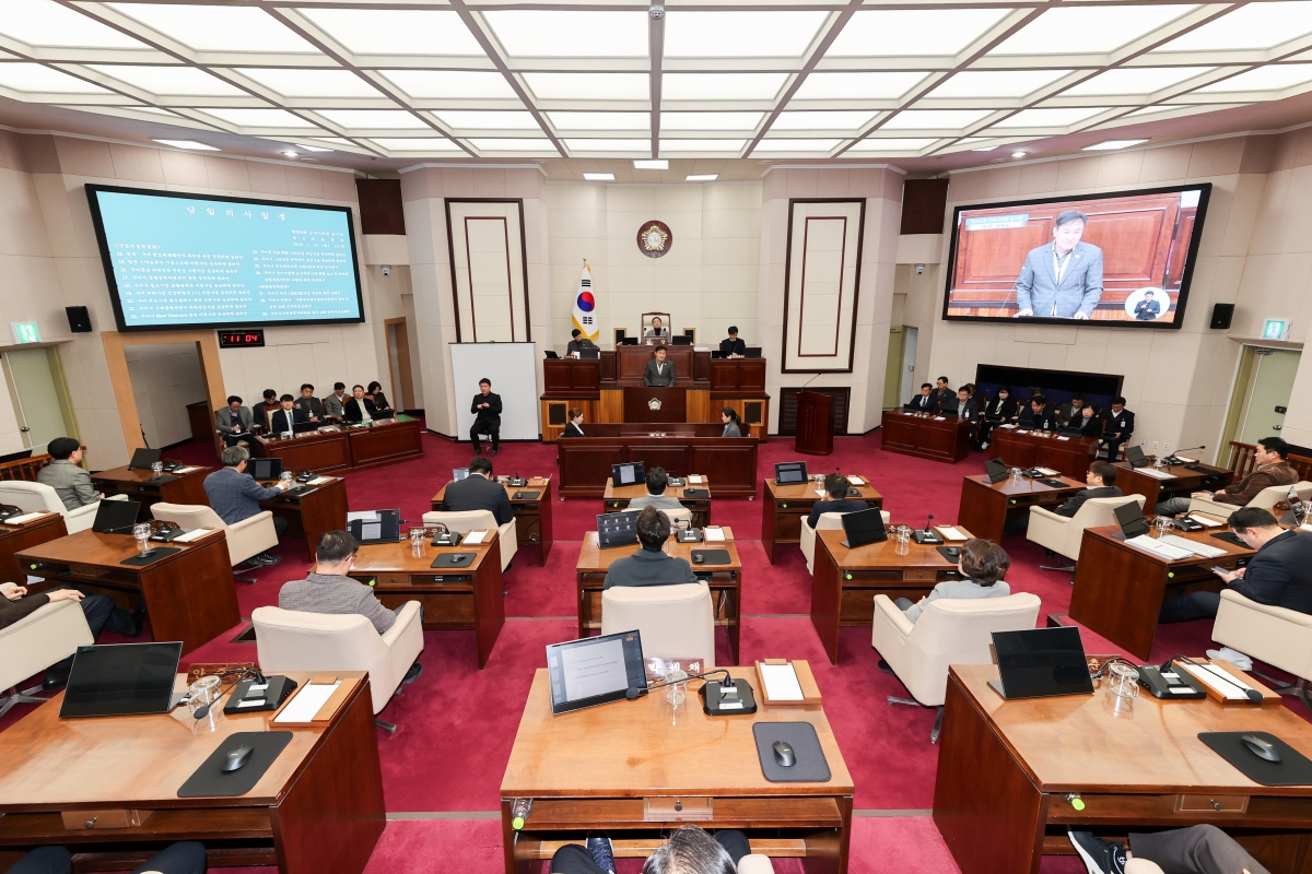 20260120-031[AMG_4267-1-제293회 임시회 제4차 본회의시 김재우 문화환경위원장 상임위원회 활동결과보고.JPG