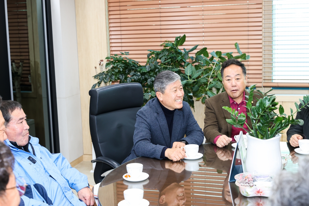 20260209-002[AMG_5354-1-선산읍 새마을지도자 일행 부의장실 방문.JPG